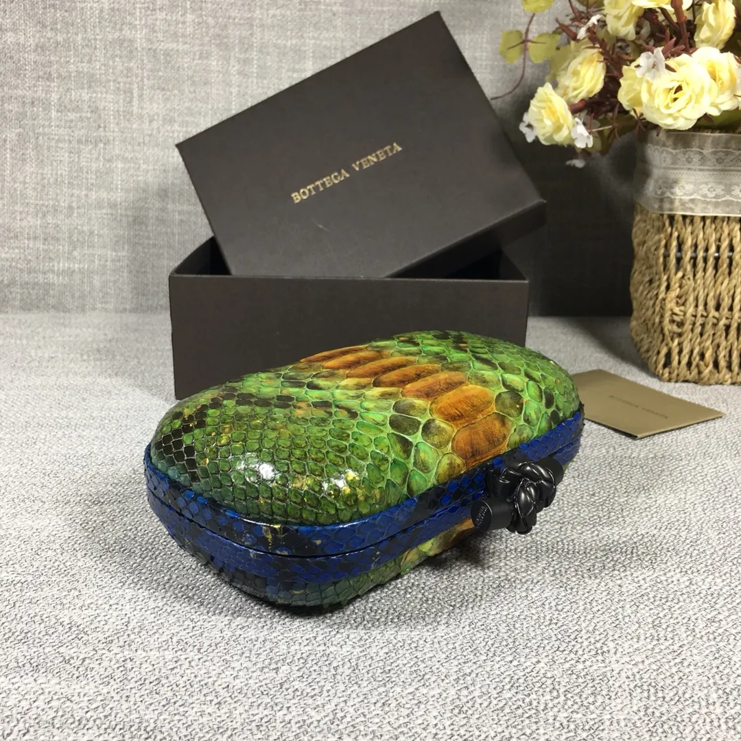 🔥🔥Model No. 8651🔥🔥This elegant clutch bag is one of the most popular handbags in woven bags. It is an interpretation of a classic design that was reintroduced in 2001. Since its launch, the Knot clutch has exhibited exquisite craftsmanship and integrated different styles from low-key to flamboyant. Each new Knot product demonstrates the irresistible and timeless charm of this classic handbag. This luxurious handbag features the signature braided rope buckle and is crafted from rare yellow-ringed forest snake and water snake skins. More charming and luxurious texture. Size: Small 16.5cm